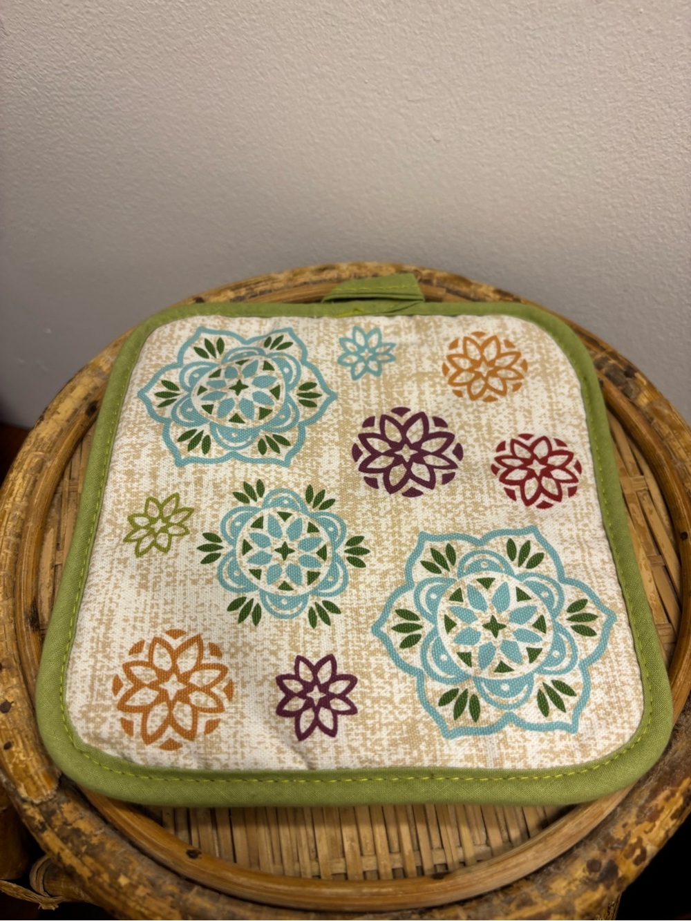 Embroidered Floral Pot Holder in Green Trim